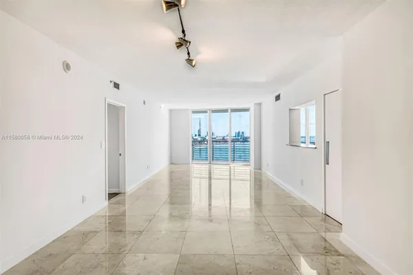 $1,150,000 | 325 Biscayne Boulevard, Unit 1923, Miami, FL 33131