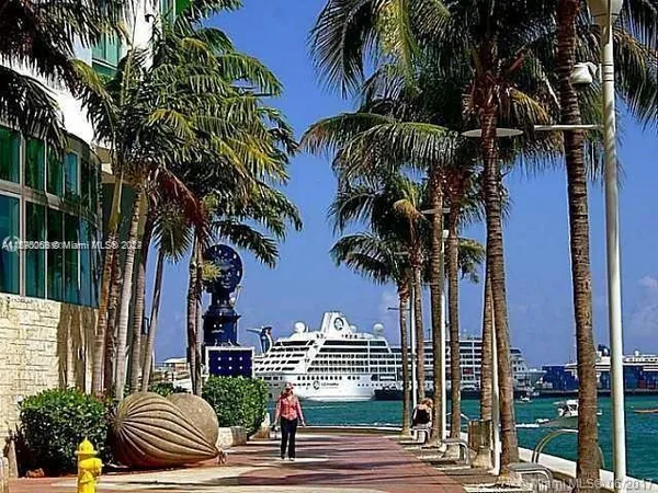 $1,150,000 | 325 Biscayne Boulevard, Unit 1923, Miami, FL 33131