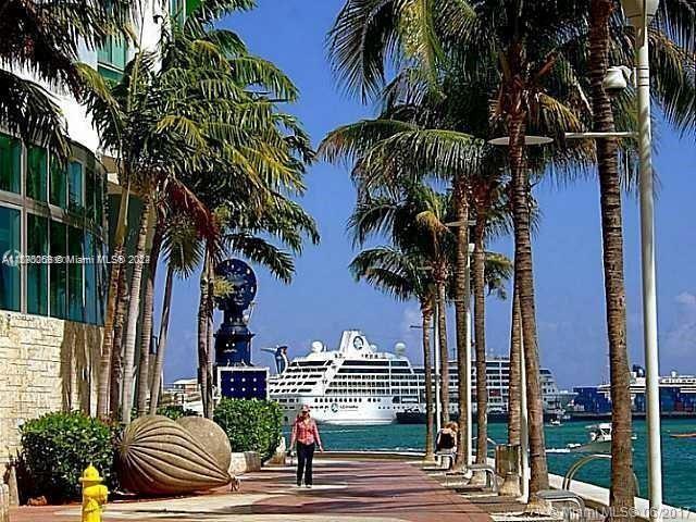 325 Biscayne Boulevard, Unit 1923 Miami, FL 33131 - Photo 46 of 47