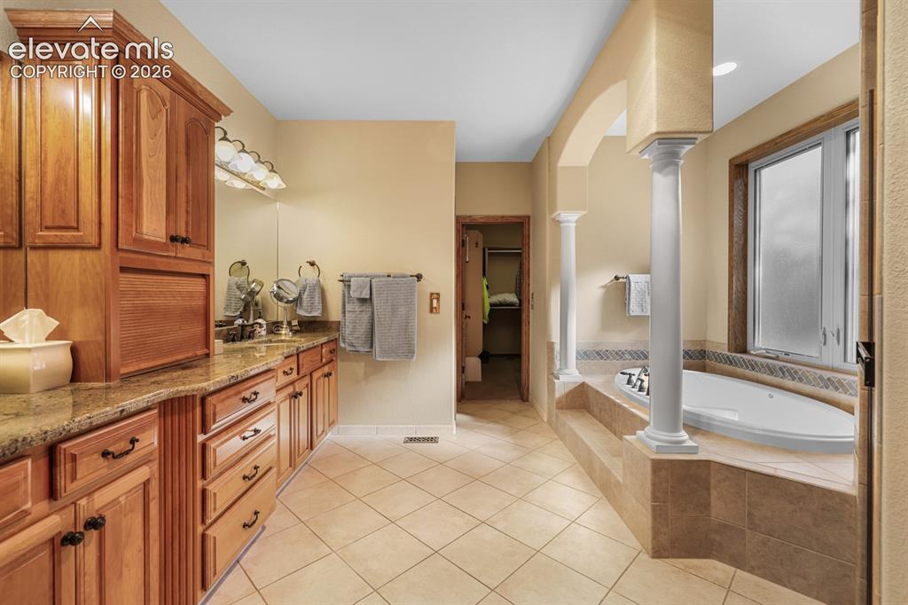 17990 Sawmill Road Colorado Springs, CO 80908 - Photo 14 of 40 5-piece primary/master bathroom