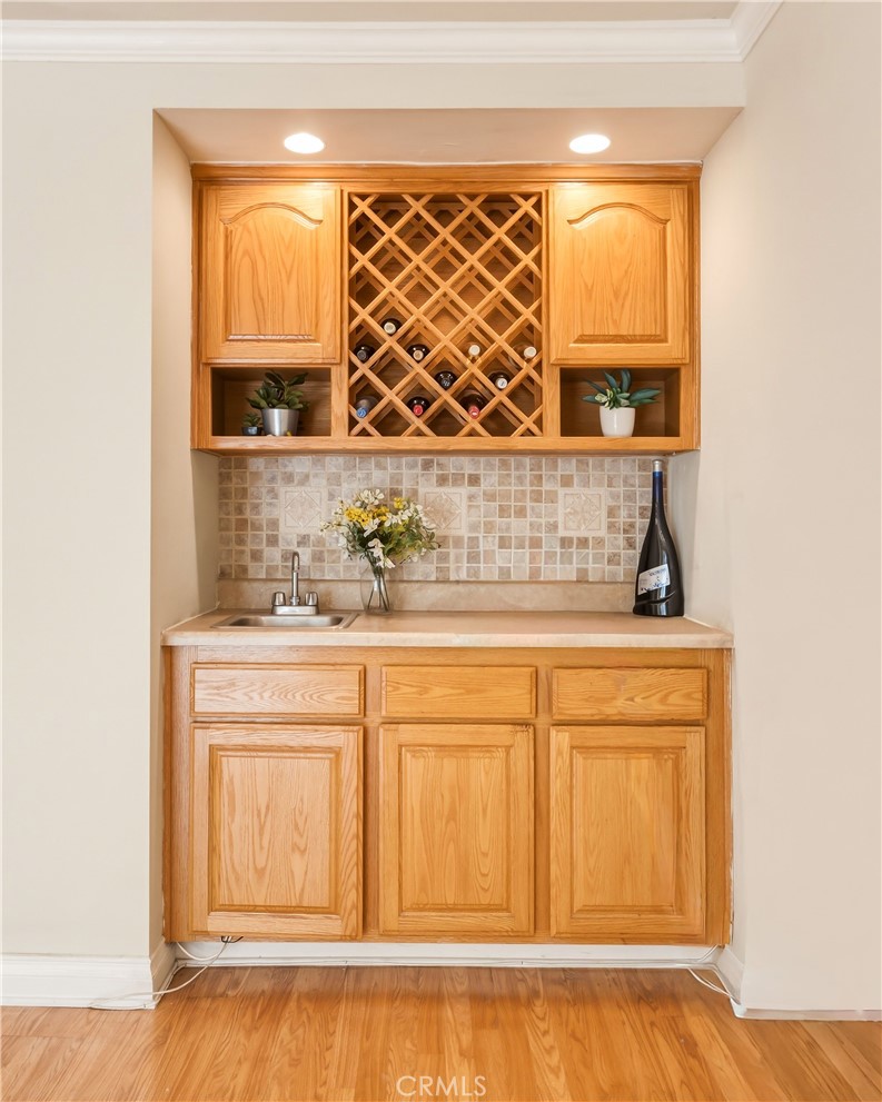 2615 Ruhland Avenue, Unit 15 Redondo Beach, CA 90278 - Photo 4 of 44 Wet bar area
