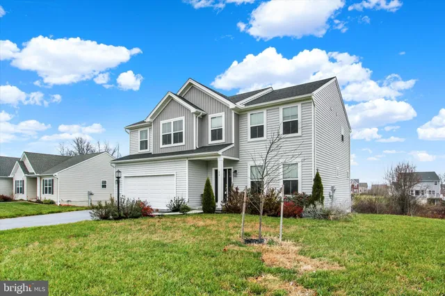 a view of a house with backyard