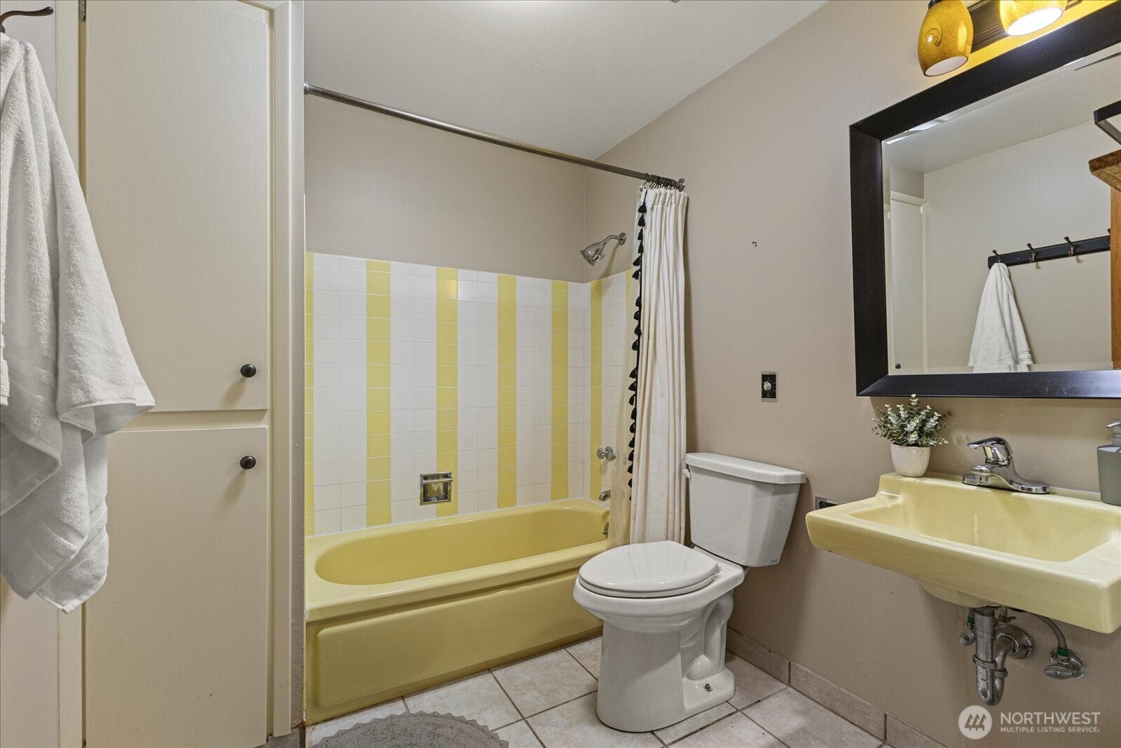 6520 Northeast 60th Street Seattle, WA 98115 - Photo 33 of 40 a bathroom with a toilet a sink and a bathtub