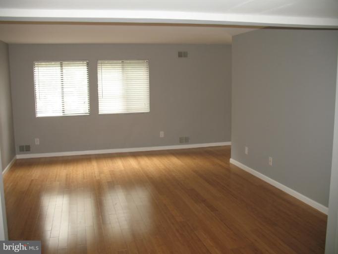 2201 Wheelwright Court Reston, VA 20191 - Photo 2 of 17 Living Room