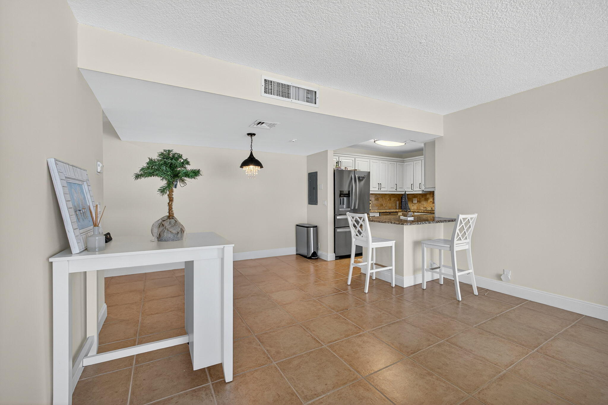 336 Golfview Road, Unit 905 North Palm Beach, FL 33408 - Photo 11 of 49 Living Area