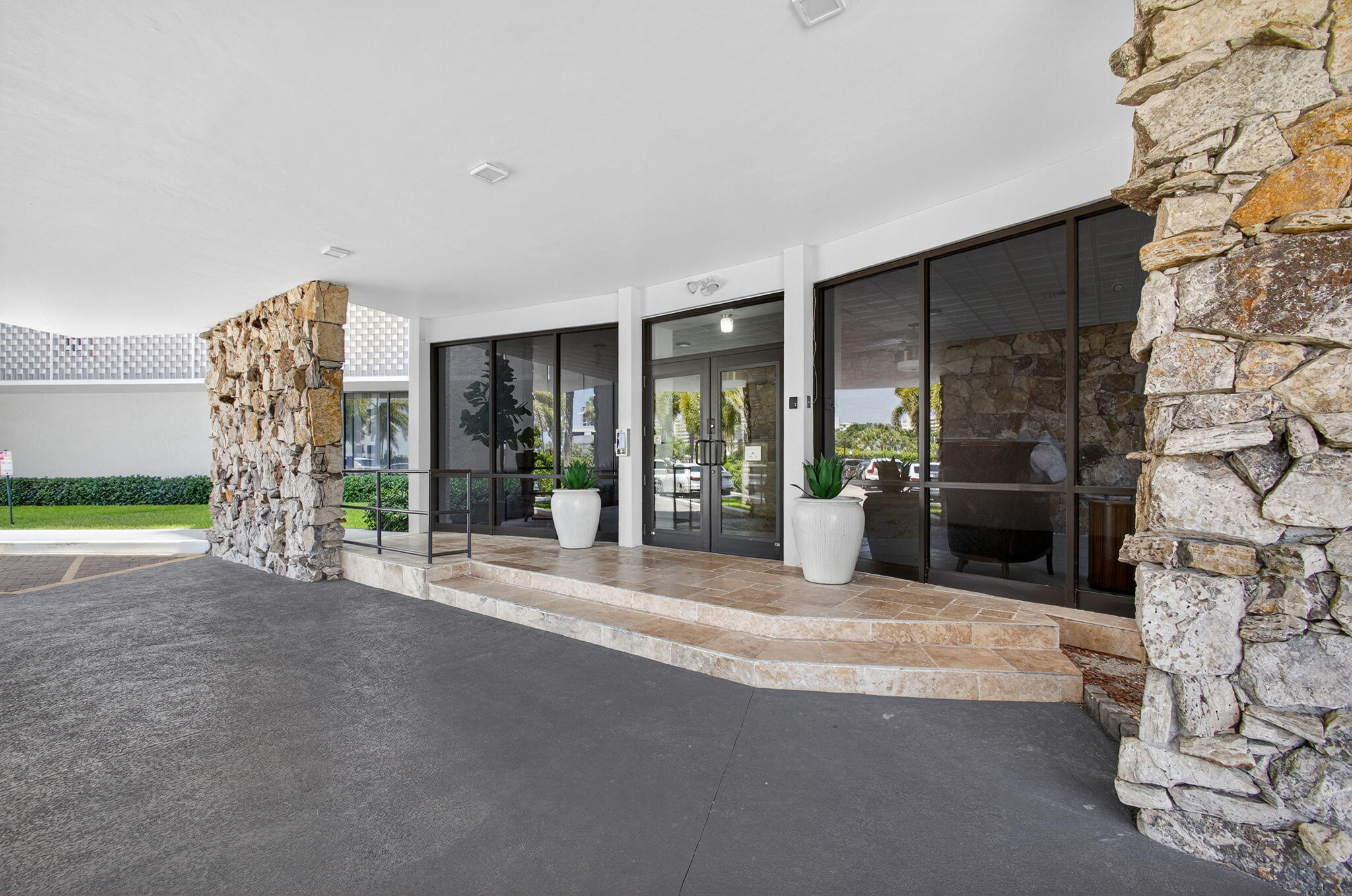 336 Golfview Road, Unit 905 North Palm Beach, FL 33408 - Photo 6 of 49 Front Entrance