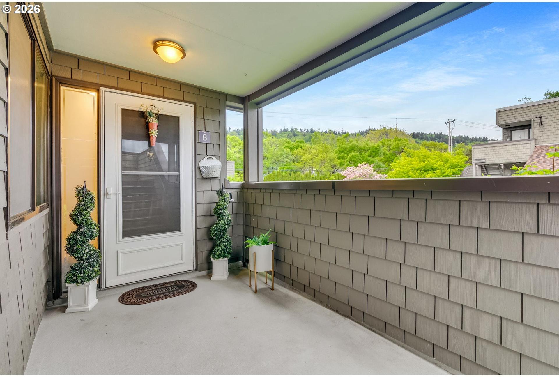 5624 South Riverside Lane, Unit 8 Portland, OR 97239 - Photo 4 of 41 Gallery Image 4