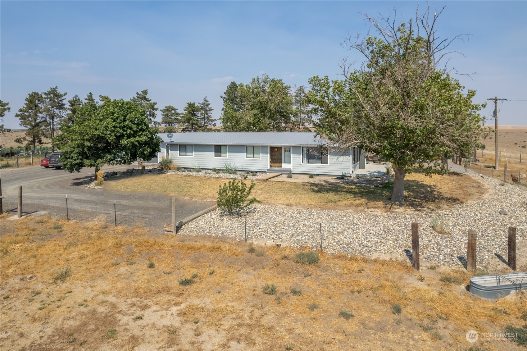 a view of backyard of the house