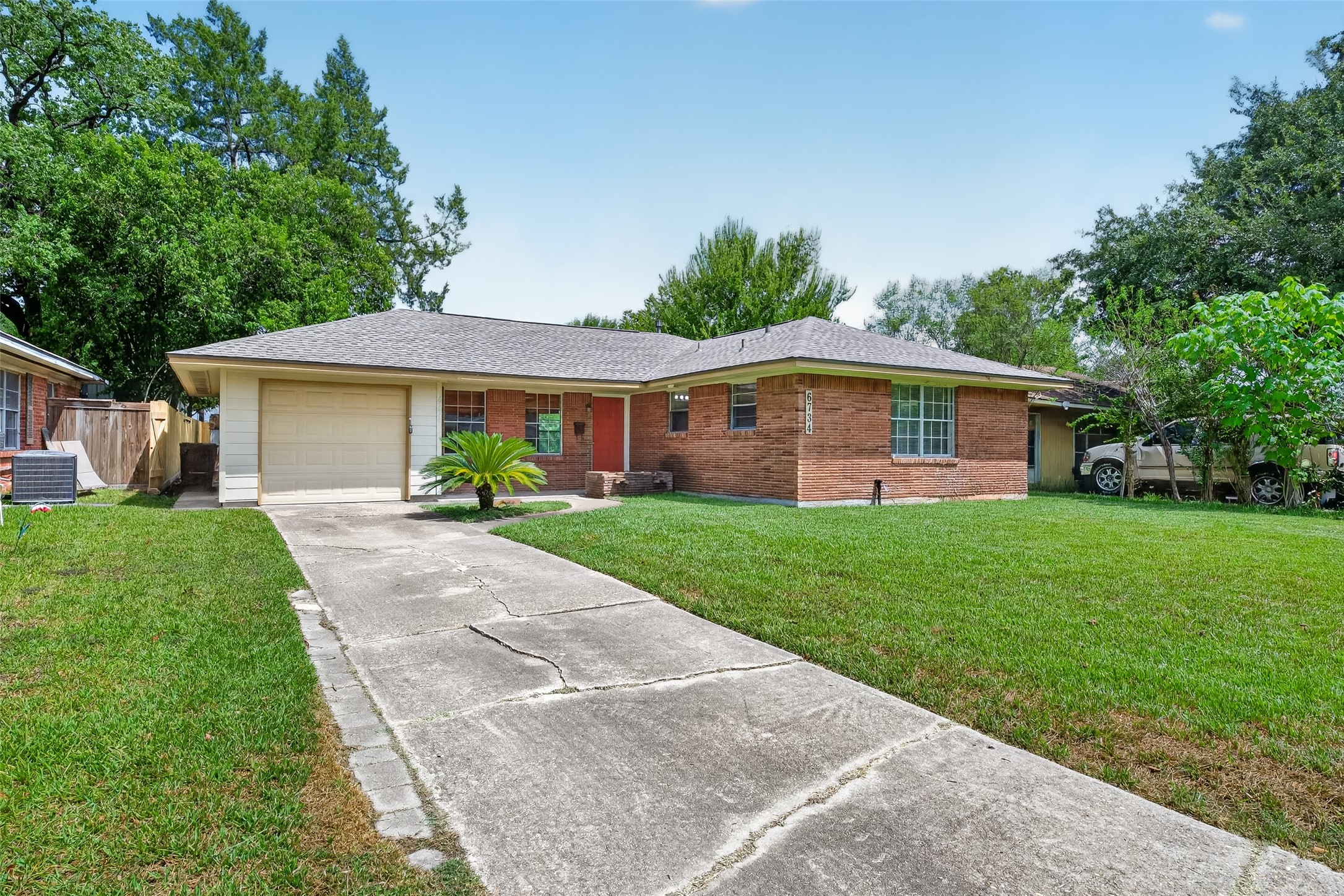 6734 Sharpcrest Street Houston, TX 77074 - Photo 3 of 38 Gallery Image 3