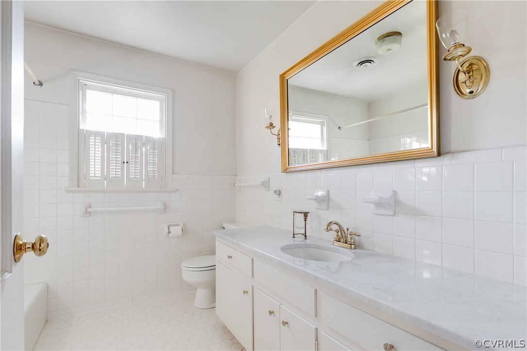 8965 Wishart Road Henrico, VA 23229 - Photo 31 of 38 Terrific hall bath.