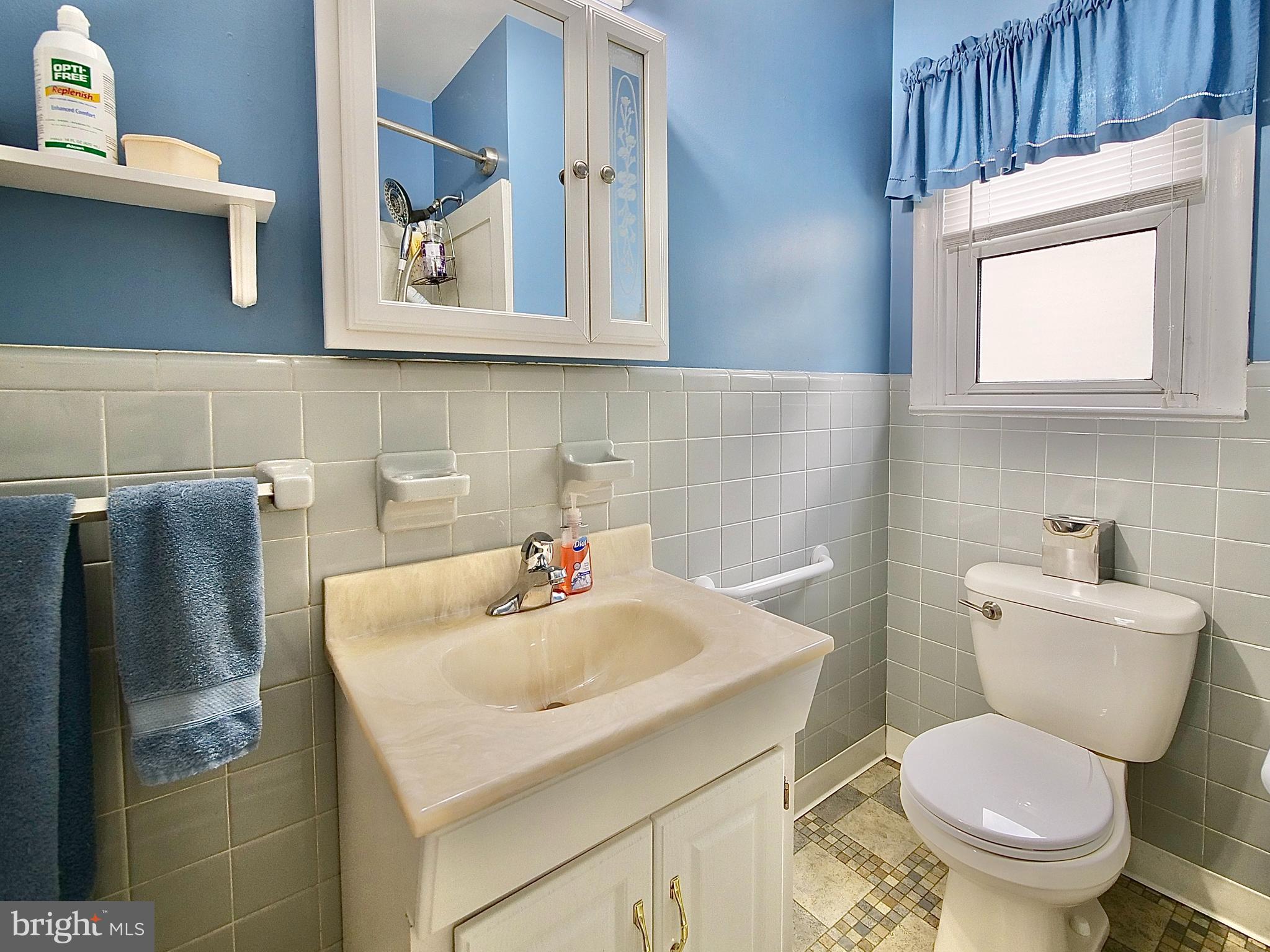 27 Willow Road Wallingford, PA 19086 - Photo 11 of 33 Main Floor - Bathroom