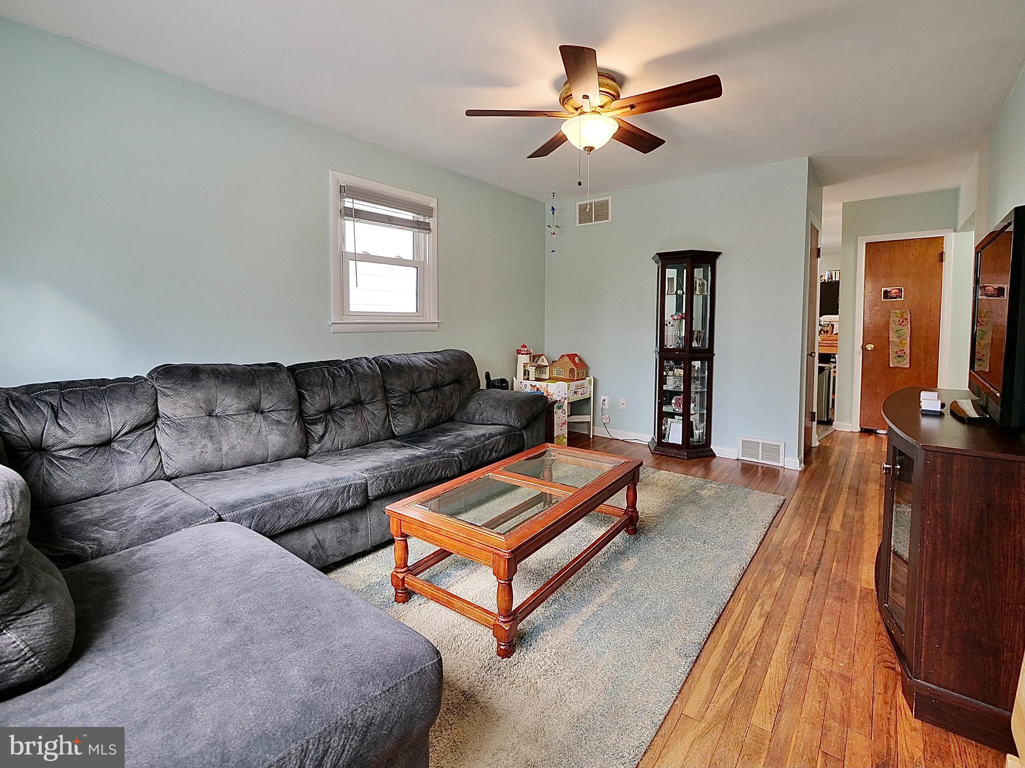 27 Willow Road Wallingford, PA 19086 - Photo 3 of 33 Main Floor - Living Room