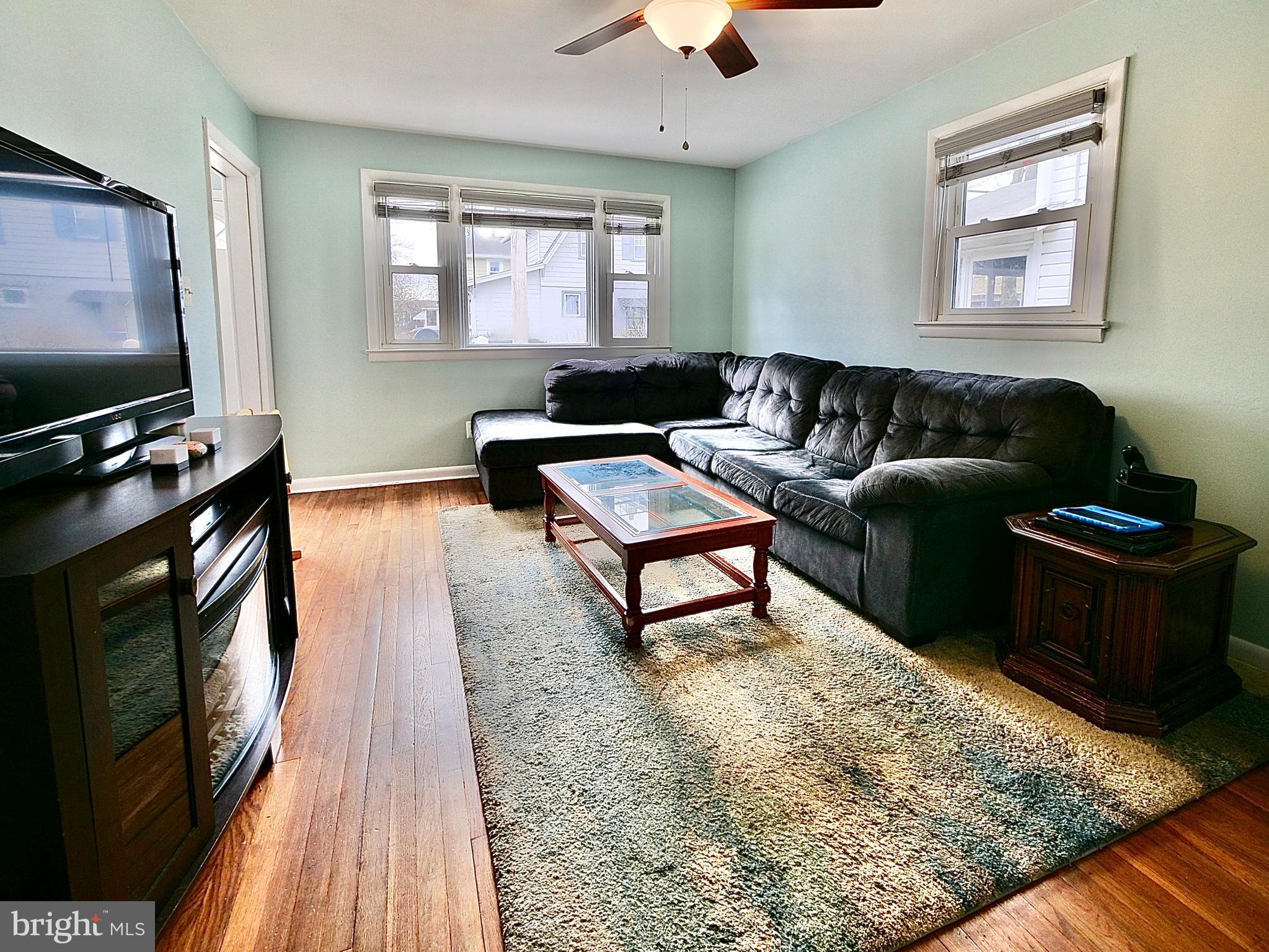 27 Willow Road Wallingford, PA 19086 - Photo 4 of 33 Main Floor - Living Room