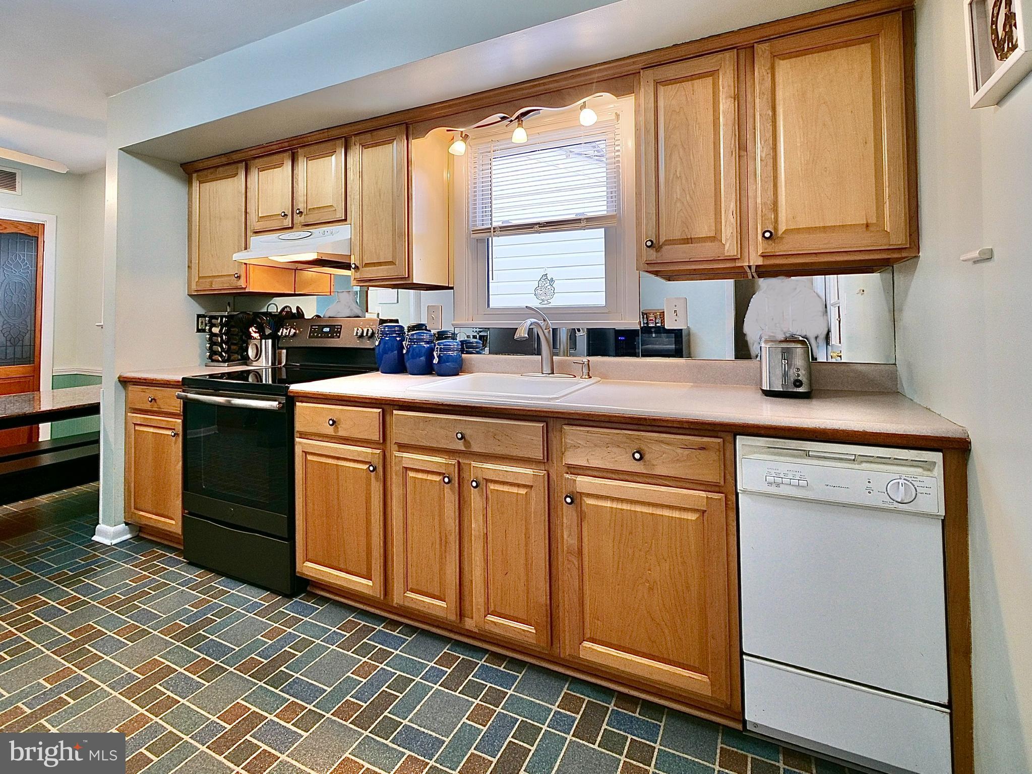 27 Willow Road Wallingford, PA 19086 - Photo 5 of 33 Main Floor - Kitchen