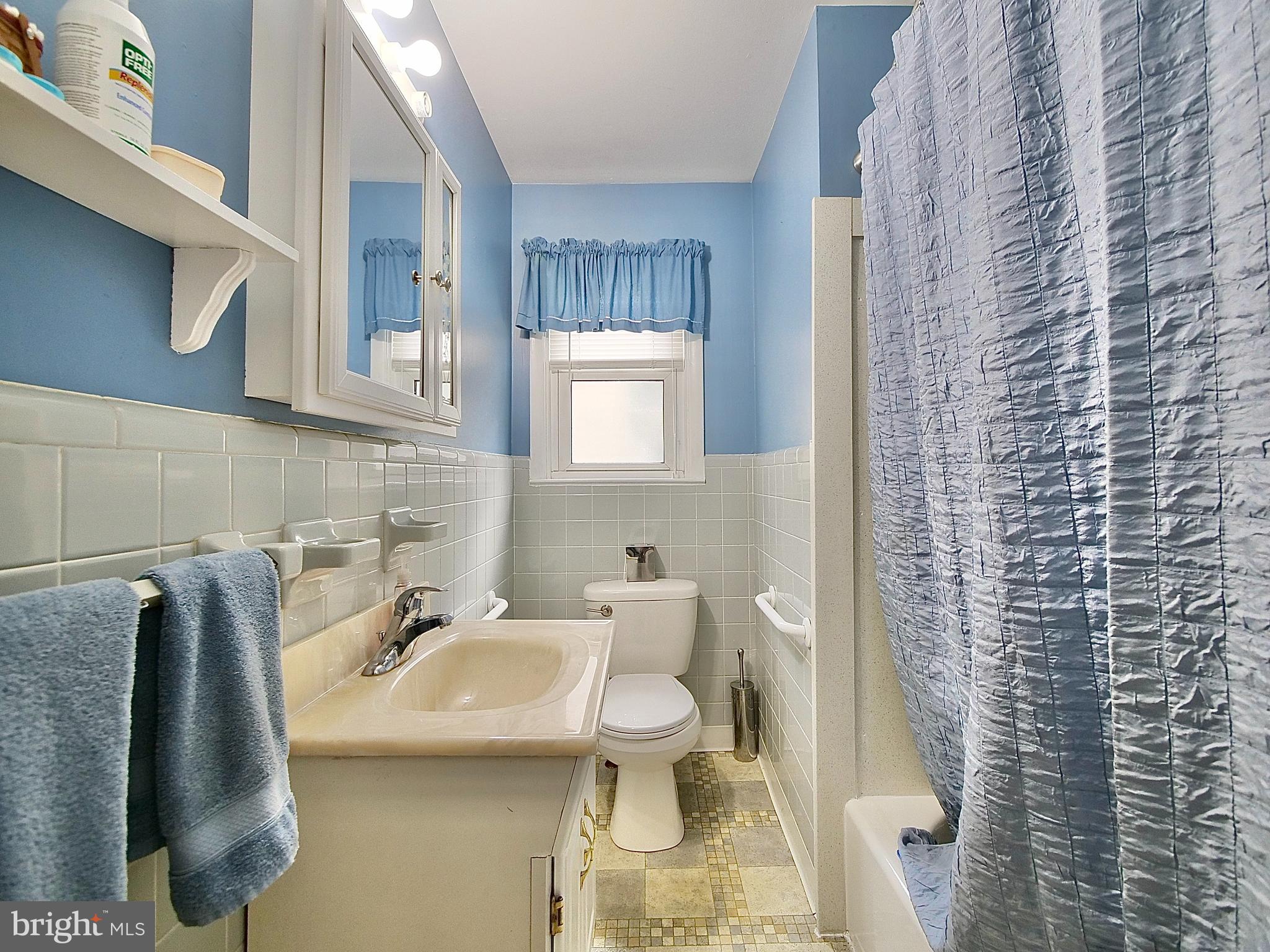 27 Willow Road Wallingford, PA 19086 - Photo 10 of 33 Main Floor - Bathroom