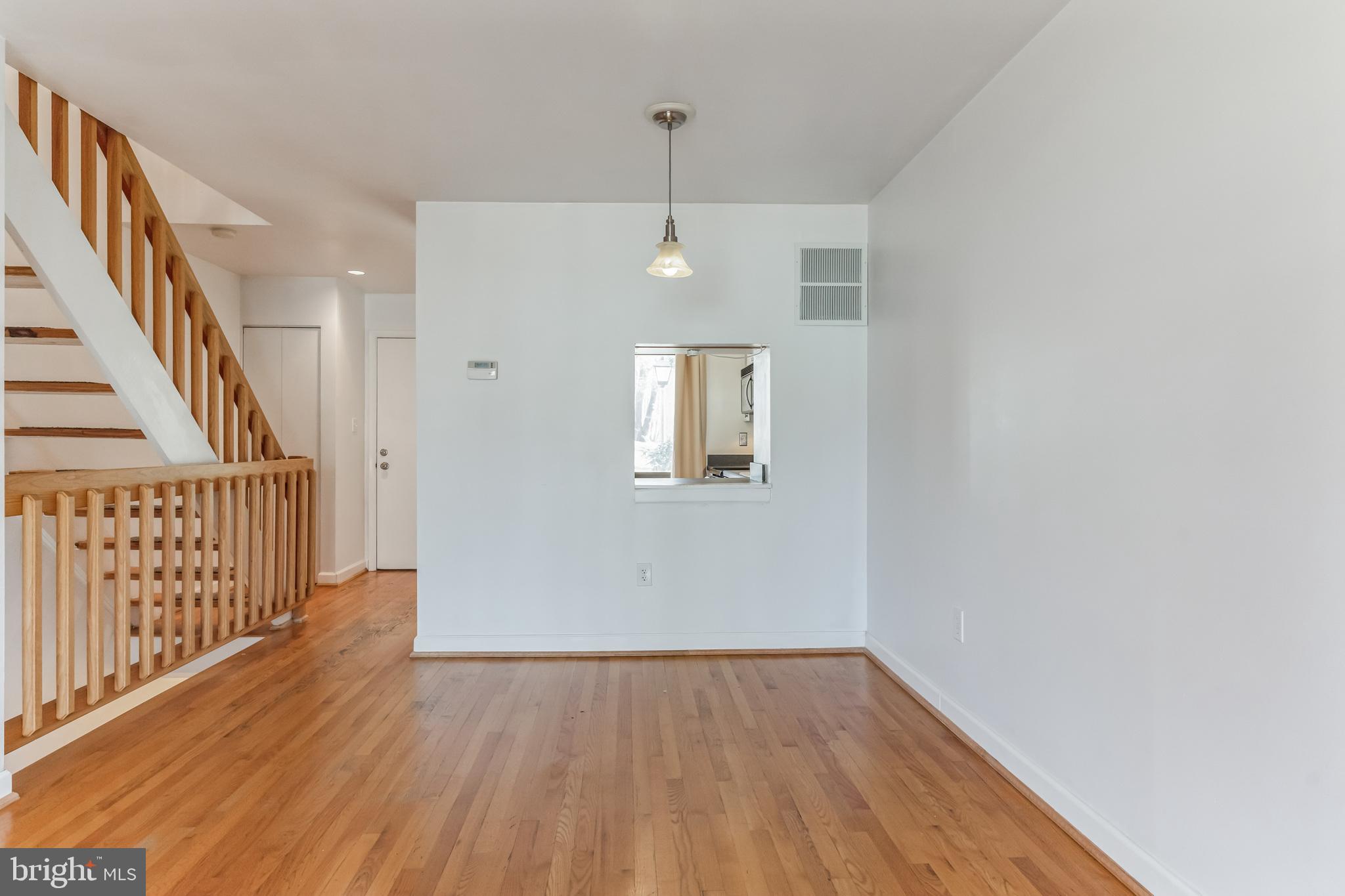 11507 Buttonwood Court Reston, VA 20191 - Photo 7 of 32 Spacious living and dining area