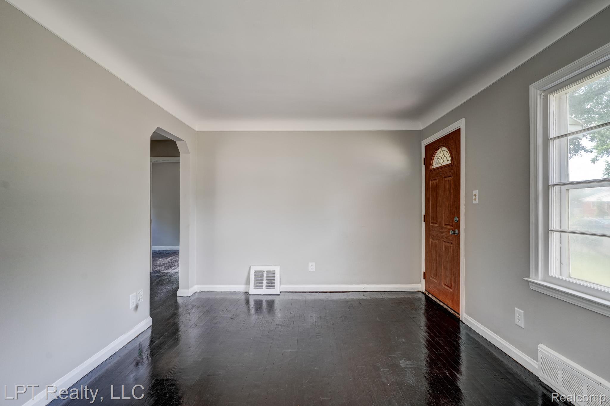 23038 Violet Street Farmington, MI 48336 - Photo 5 of 29 23038 Violet St.-4.jpg