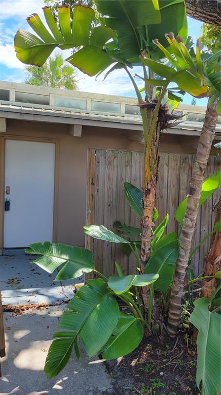 500 North Jefferson Avenue, Unit E5 Sarasota, FL 34237 - Photo 2 of 22 a backyard of a house with table and chairs plants