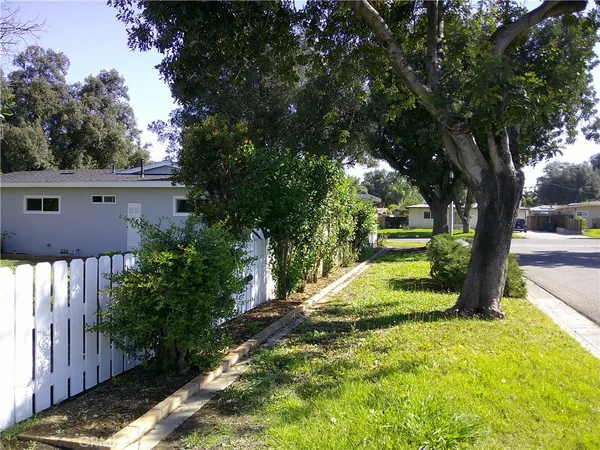 a view of backyard of the house