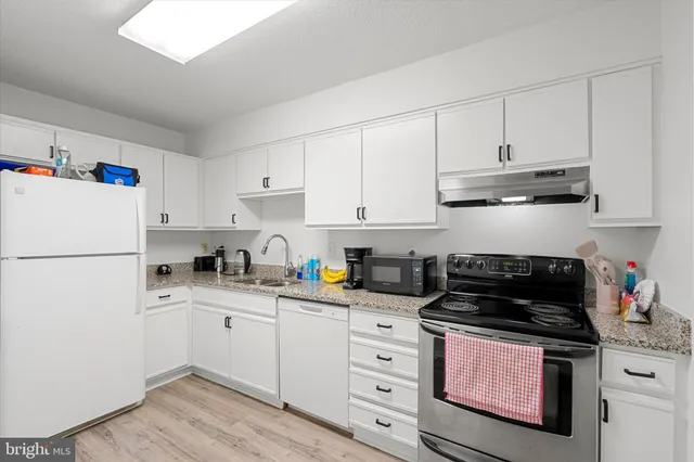 a bedroom with bed and mirror