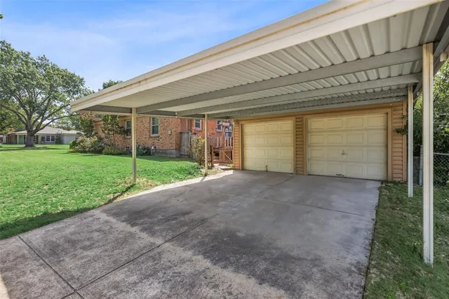 a view of a house with a yard and garage