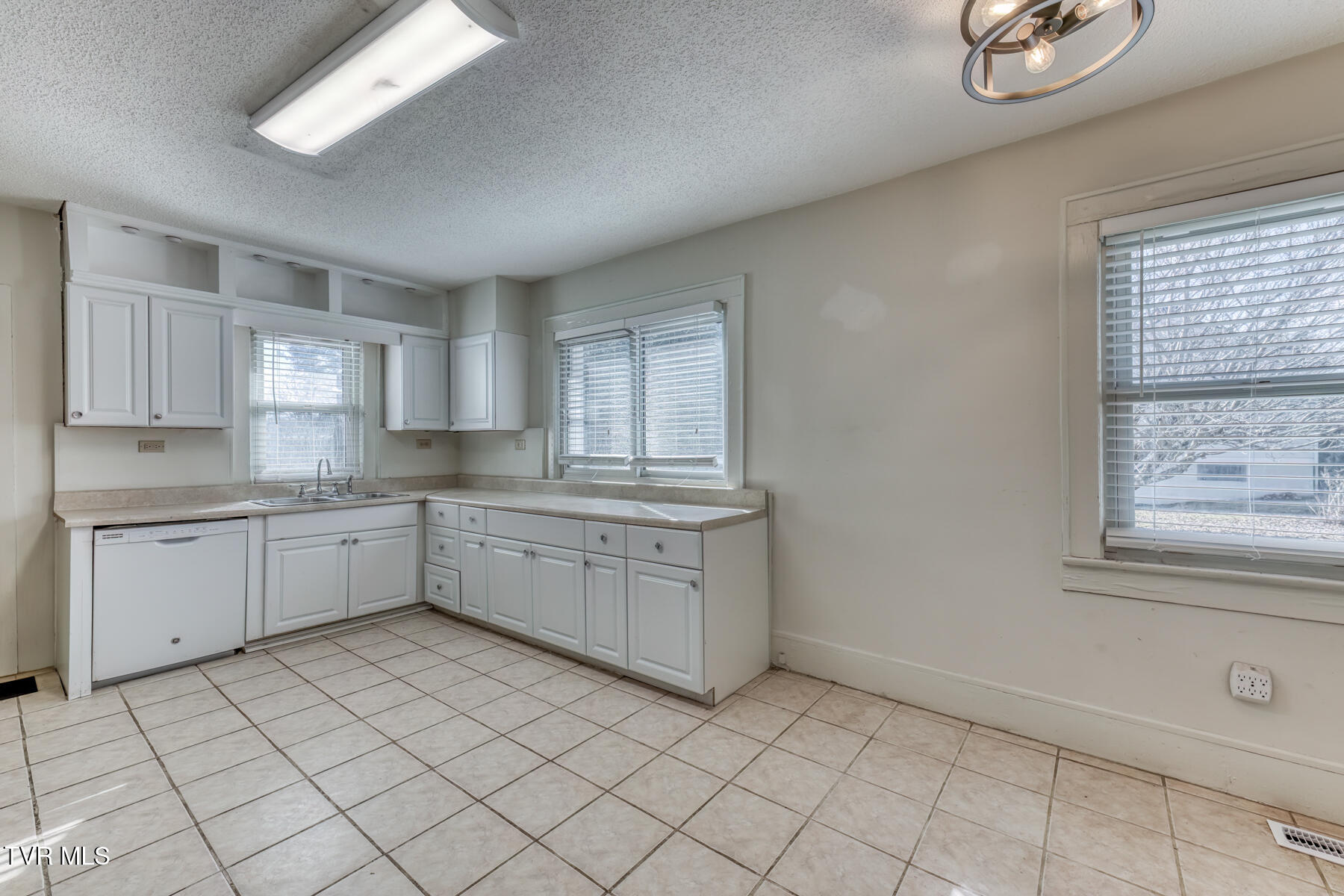 209 Crossway Road Bristol, VA 24201 - Photo 20 of 47 209 Crossway Rd-8