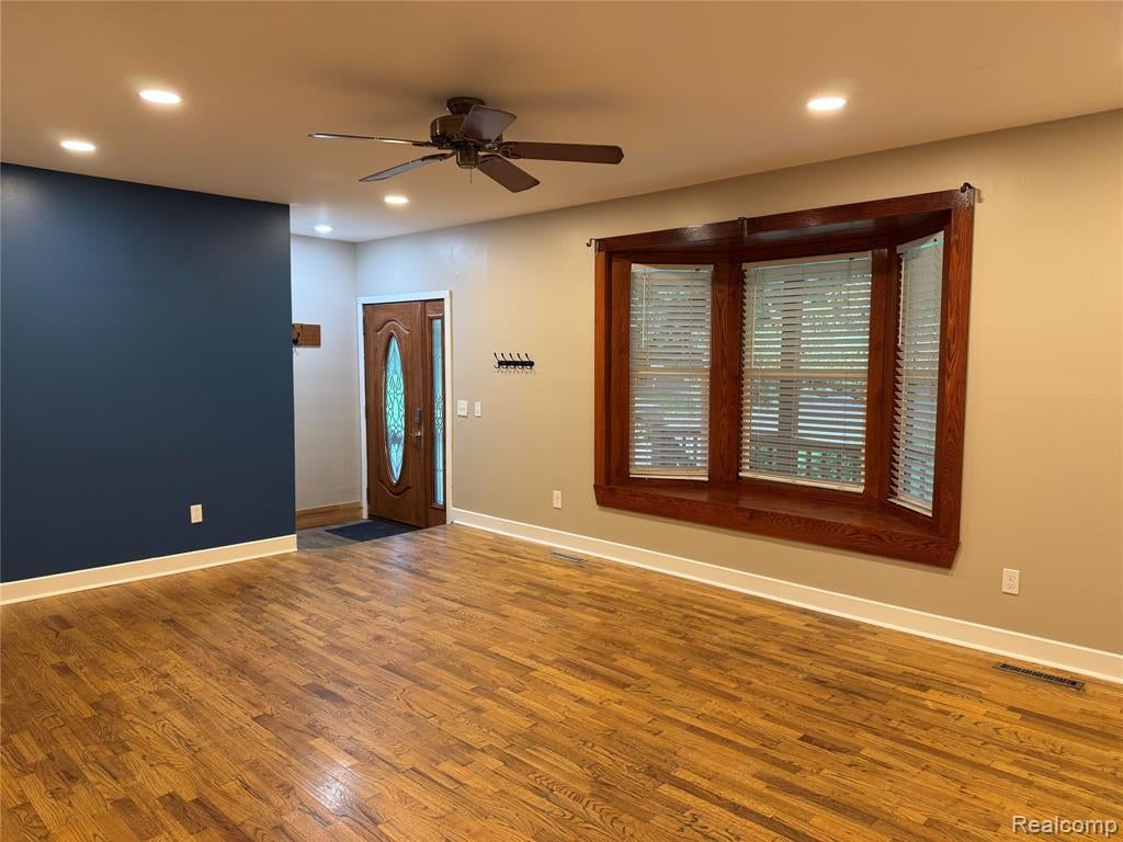 12389 White Lake Road Fenton, MI 48430 - Photo 4 of 17 Gallery Image 4