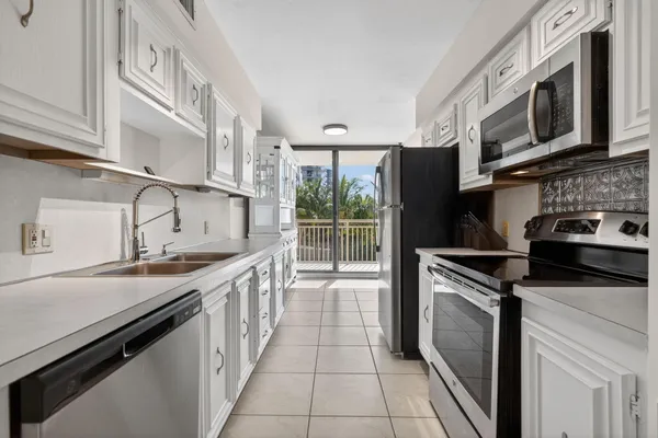 $4,900 | 3400 North Ocean Drive, Unit 408, Singer Island, FL 33404