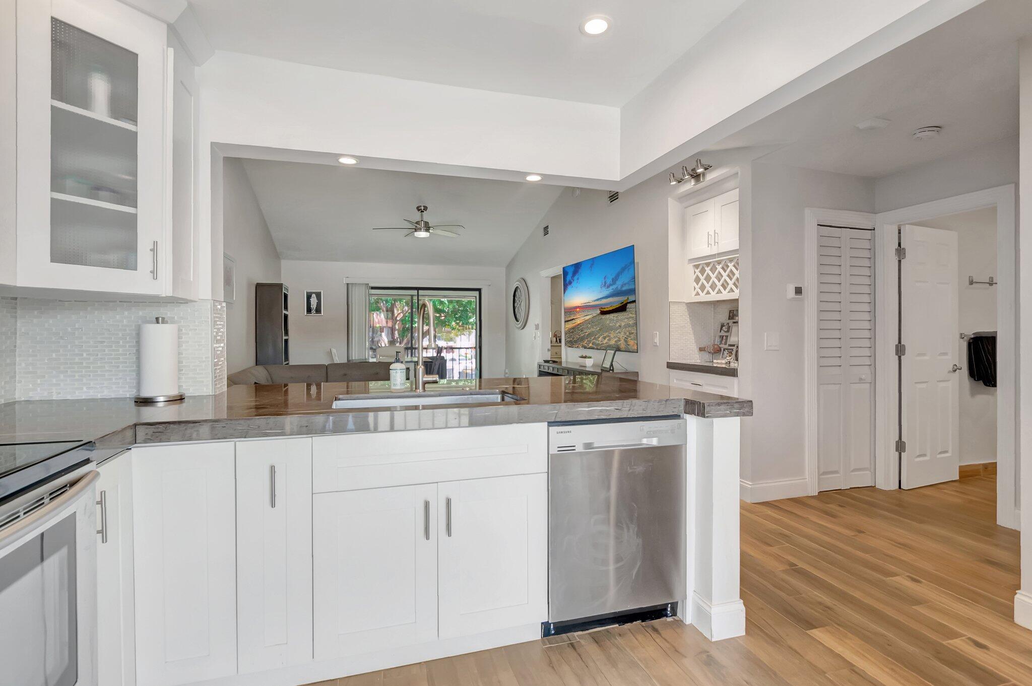 301 Club Circle, Unit 209 Boca Raton, FL 33487 - Photo 3 of 19 KITCHEN