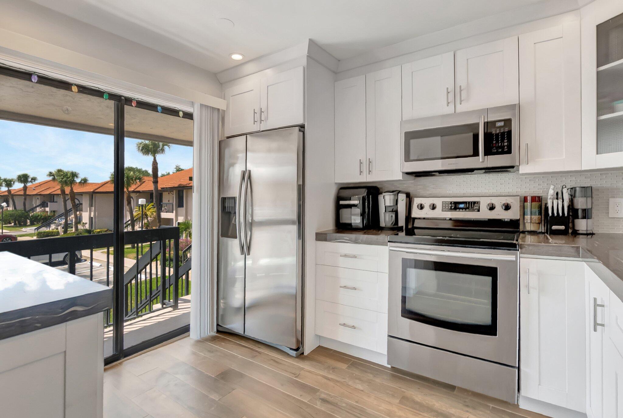 301 Club Circle, Unit 209 Boca Raton, FL 33487 - Photo 5 of 19 KITCHEN