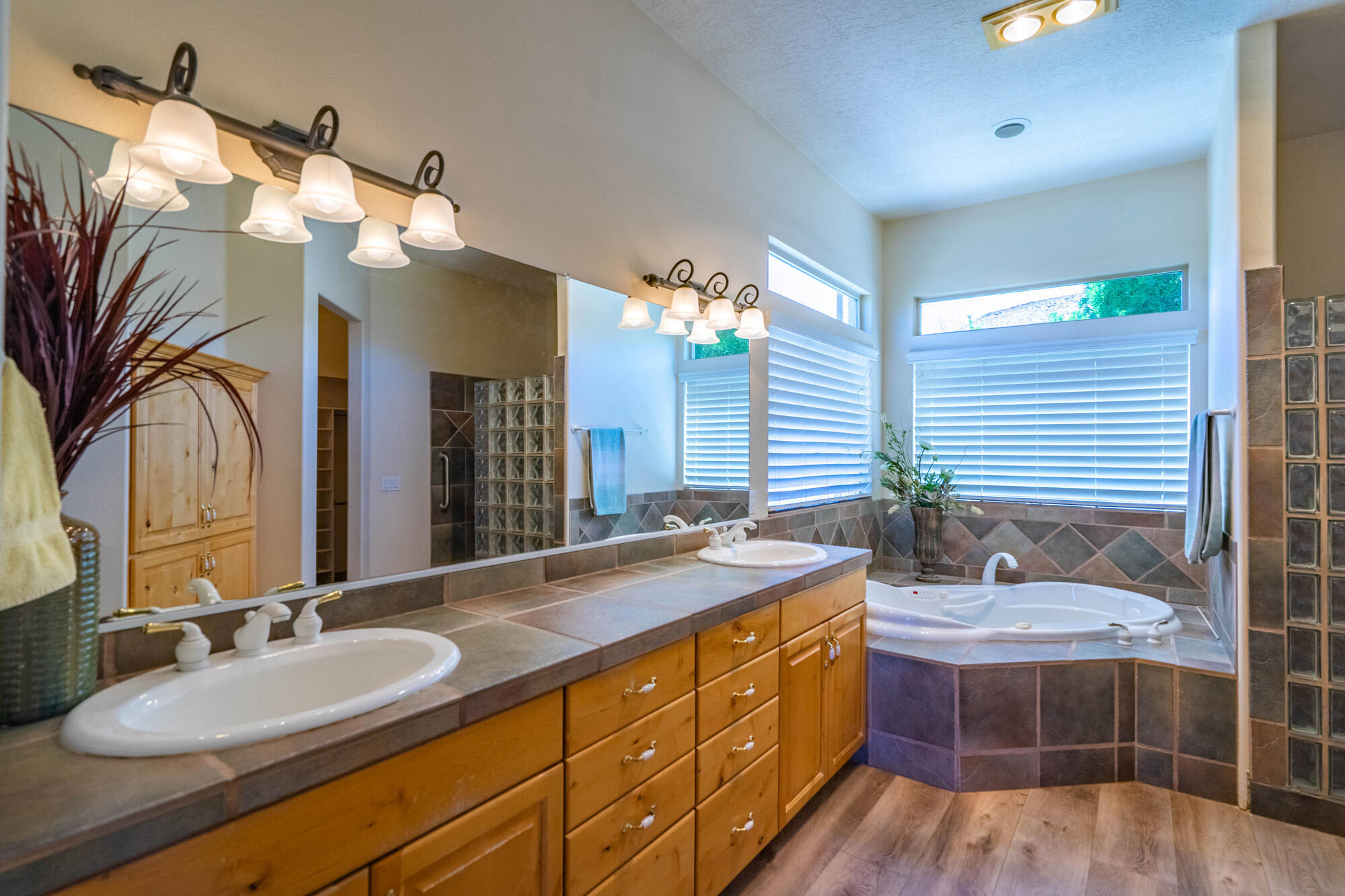 3577 Paiute Road St. George, UT 84790 - Photo 22 of 67 Primary Bathroom
