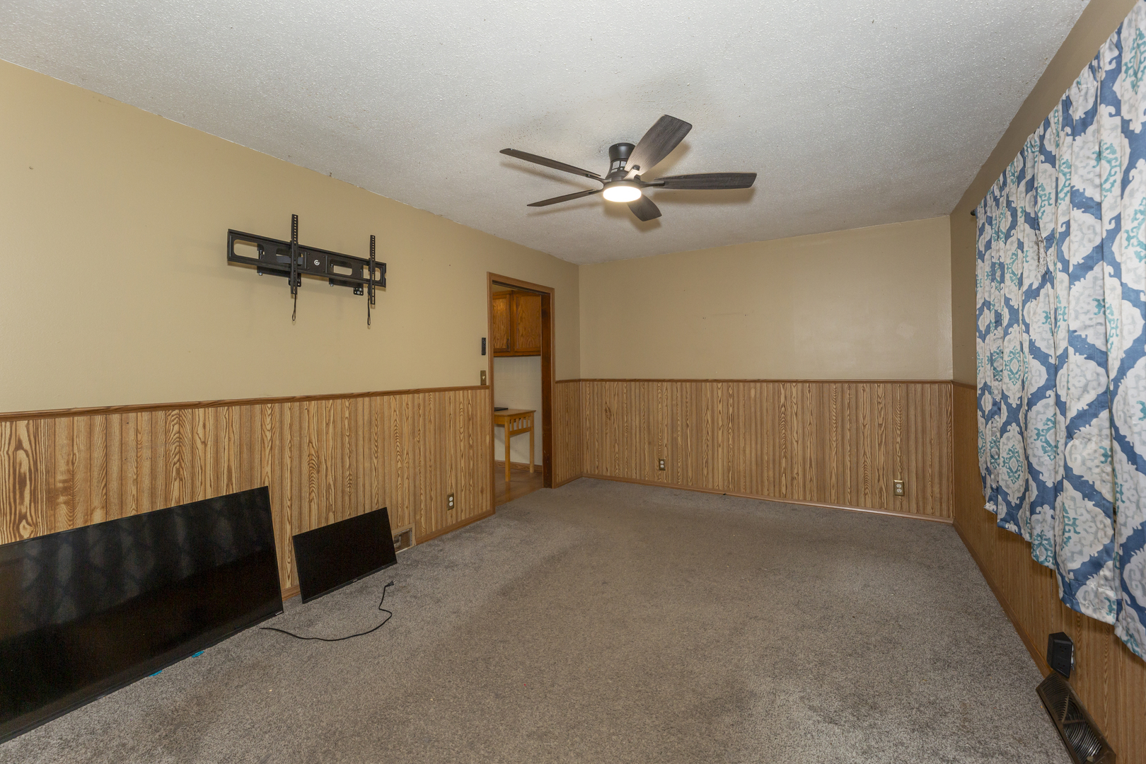 1572 Winnetka Street Dixon, IL 61021 - Photo 9 of 34
