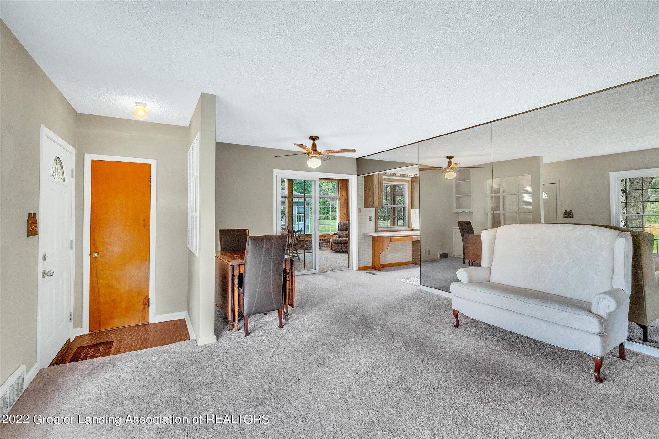 2212 Pembroke Road Lansing, MI 48906 - Photo 6 of 34 Living Room