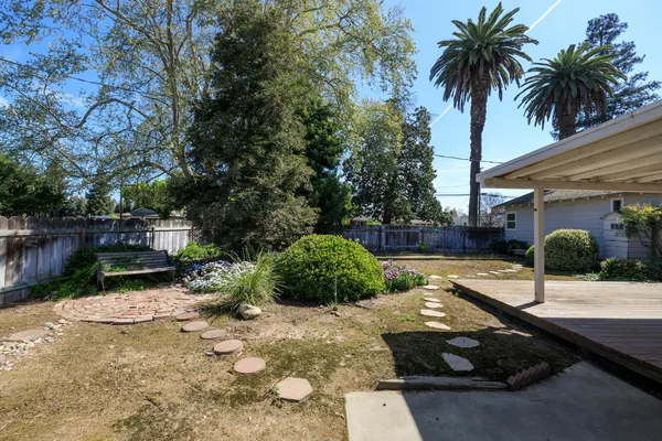 a view of back yard of the house