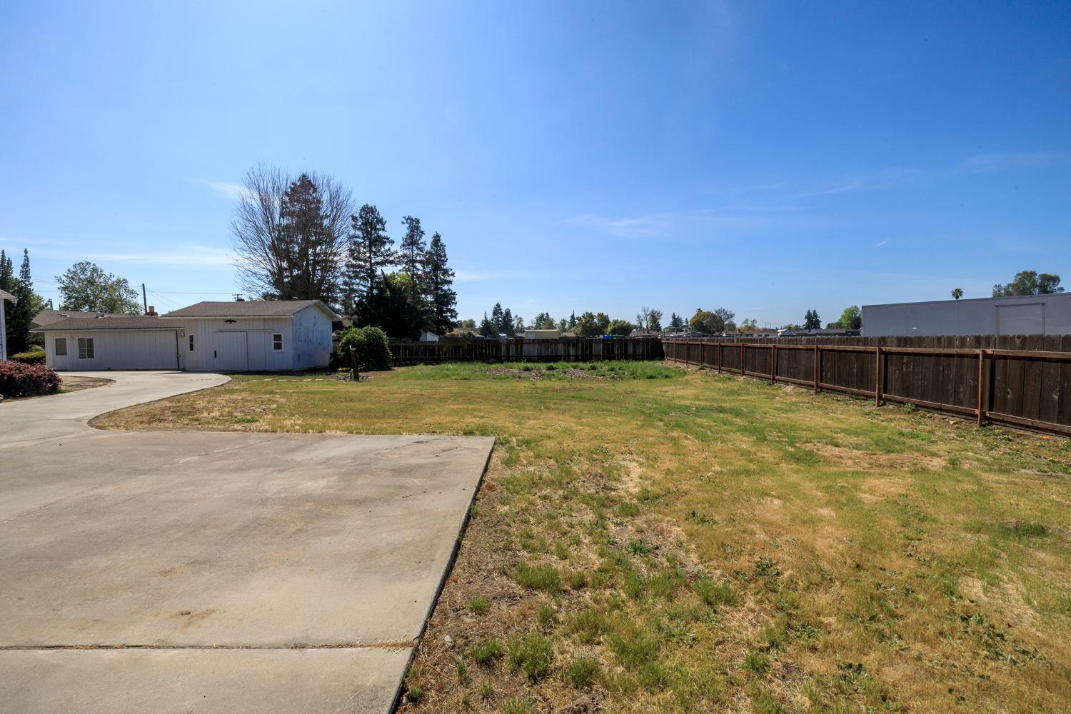 4541 North Gratton Road Denair, CA 95316 - Photo 60 of 75 a view of a swimming pool and an outdoor space