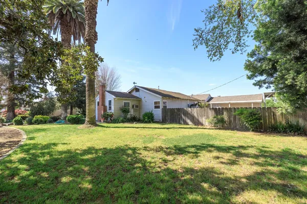 a view of a house with backyard and garden