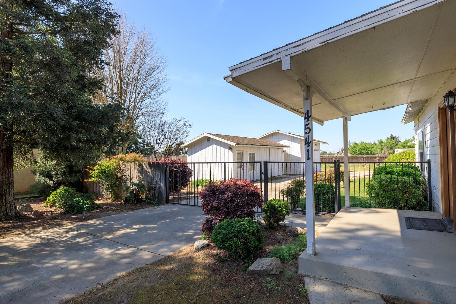 4541 North Gratton Road Denair, CA 95316 - Photo 8 of 75 a front view of a house with garden