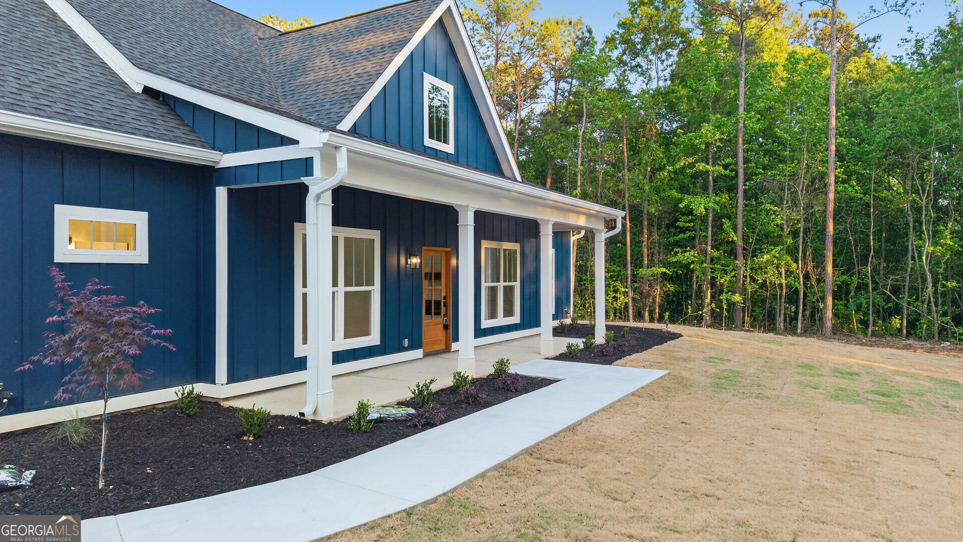 166 Midway Road Barnesville, GA 30204 - Photo 3 of 62 a front view of a house with garden