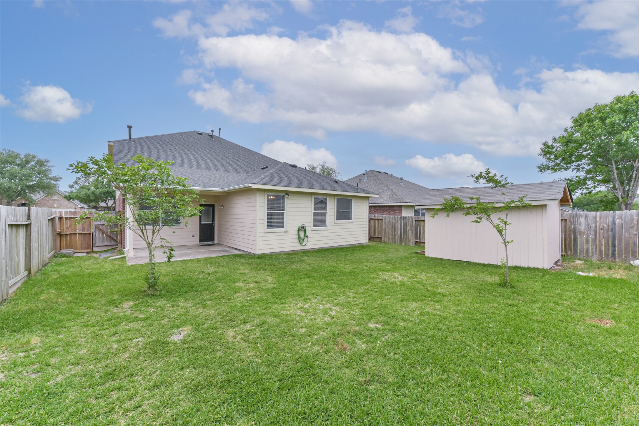 10114 Sand Tracks Court Houston, TX 77064 - Photo 40 of 49 a backyard of a house with table and chairs