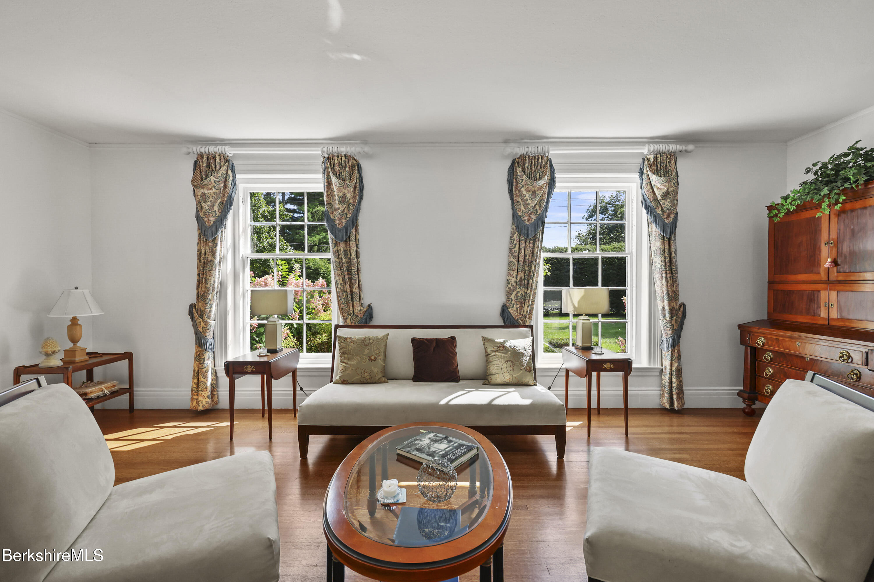 89 Crofut Street Pittsfield, MA 01201 - Photo 12 of 64 45 Living Room