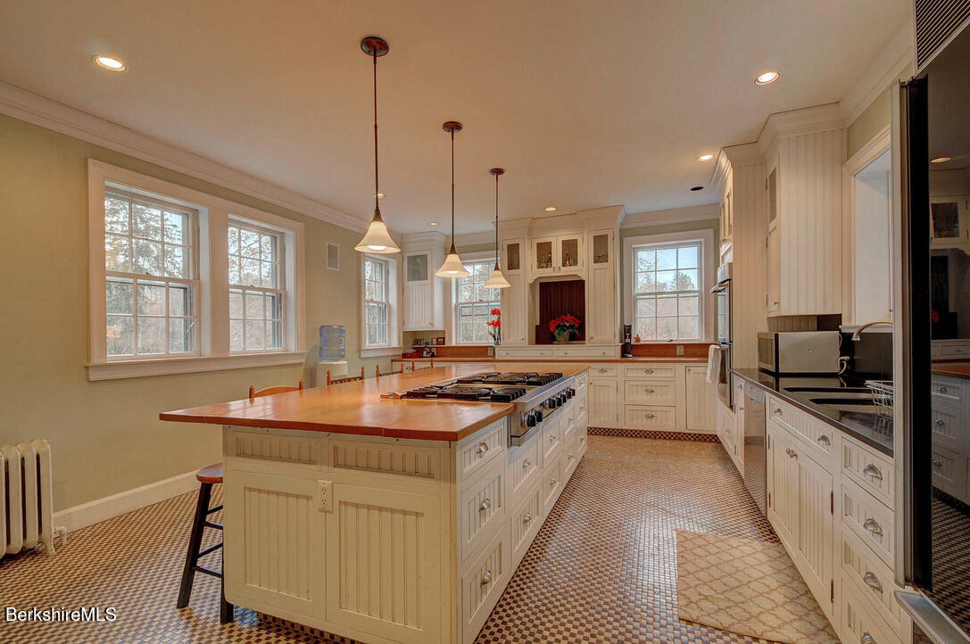 89 Crofut Street Pittsfield, MA 01201 - Photo 20 of 64 6A53D1AD-A241-4EB1-96F5-6DED31DA40F9_1_1