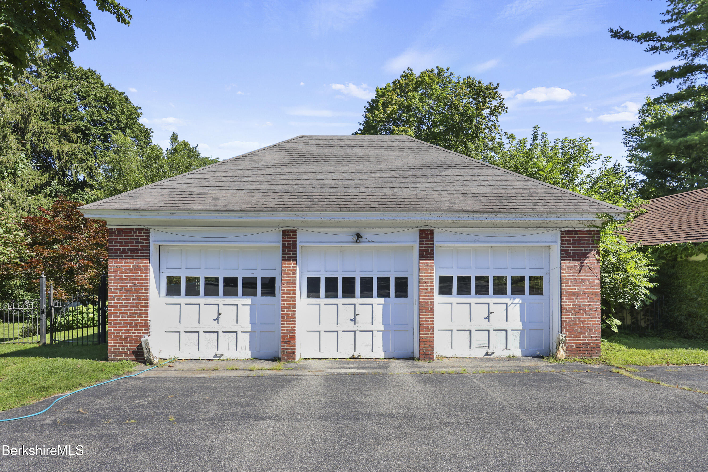 89 Crofut Street Pittsfield, MA 01201 - Photo 63 of 64 485 Garage
