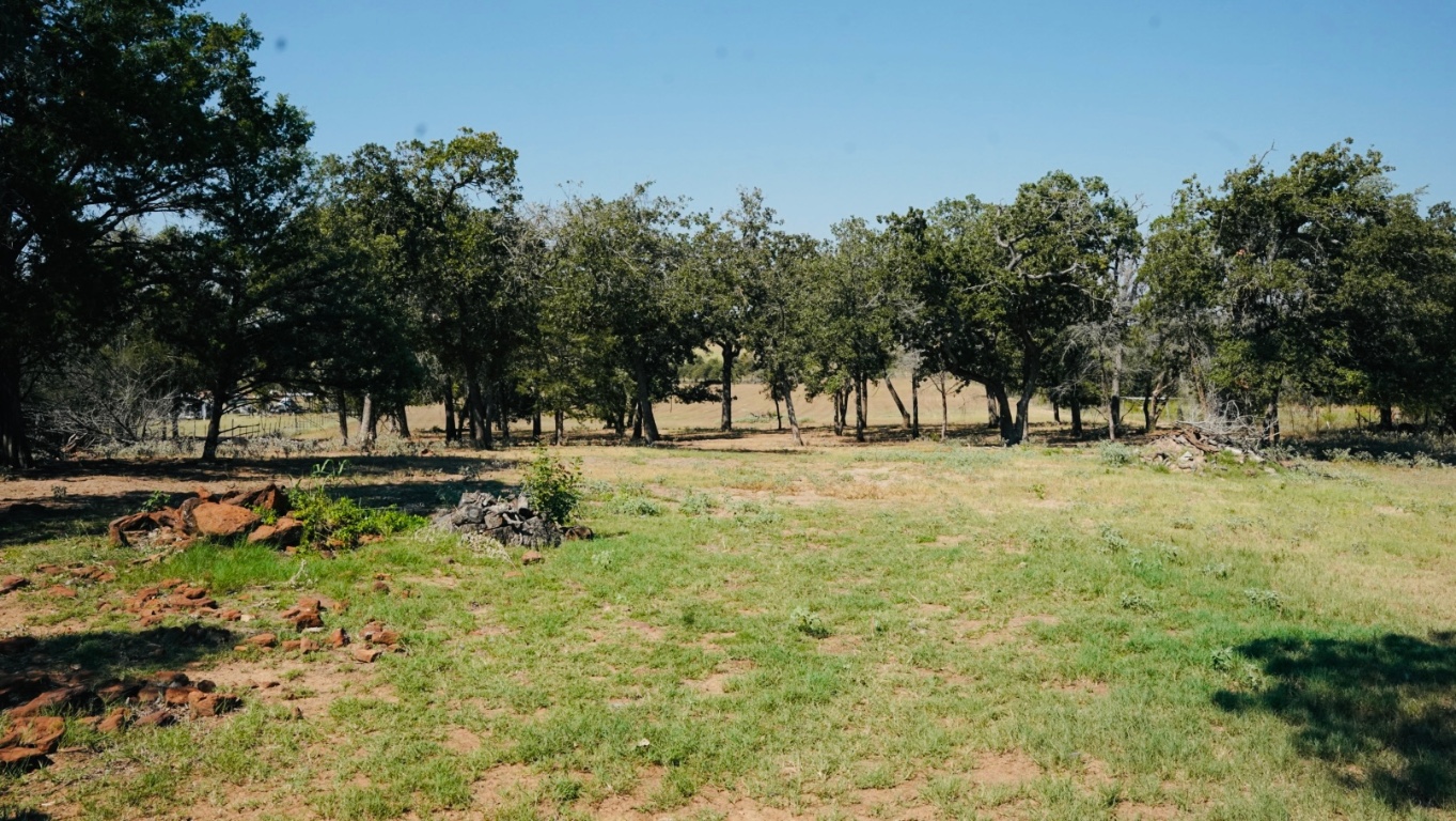 640 County Road 475 Luling, TX 78648 - Photo 3 of 20 a view of outdoor space with trees