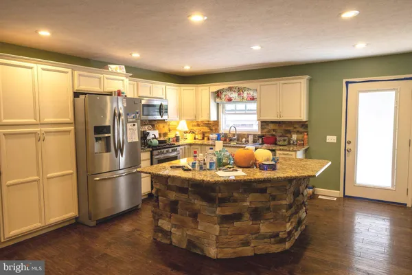 $274,900 | 107 Joseph Crossing, Eleanor, WV 25070