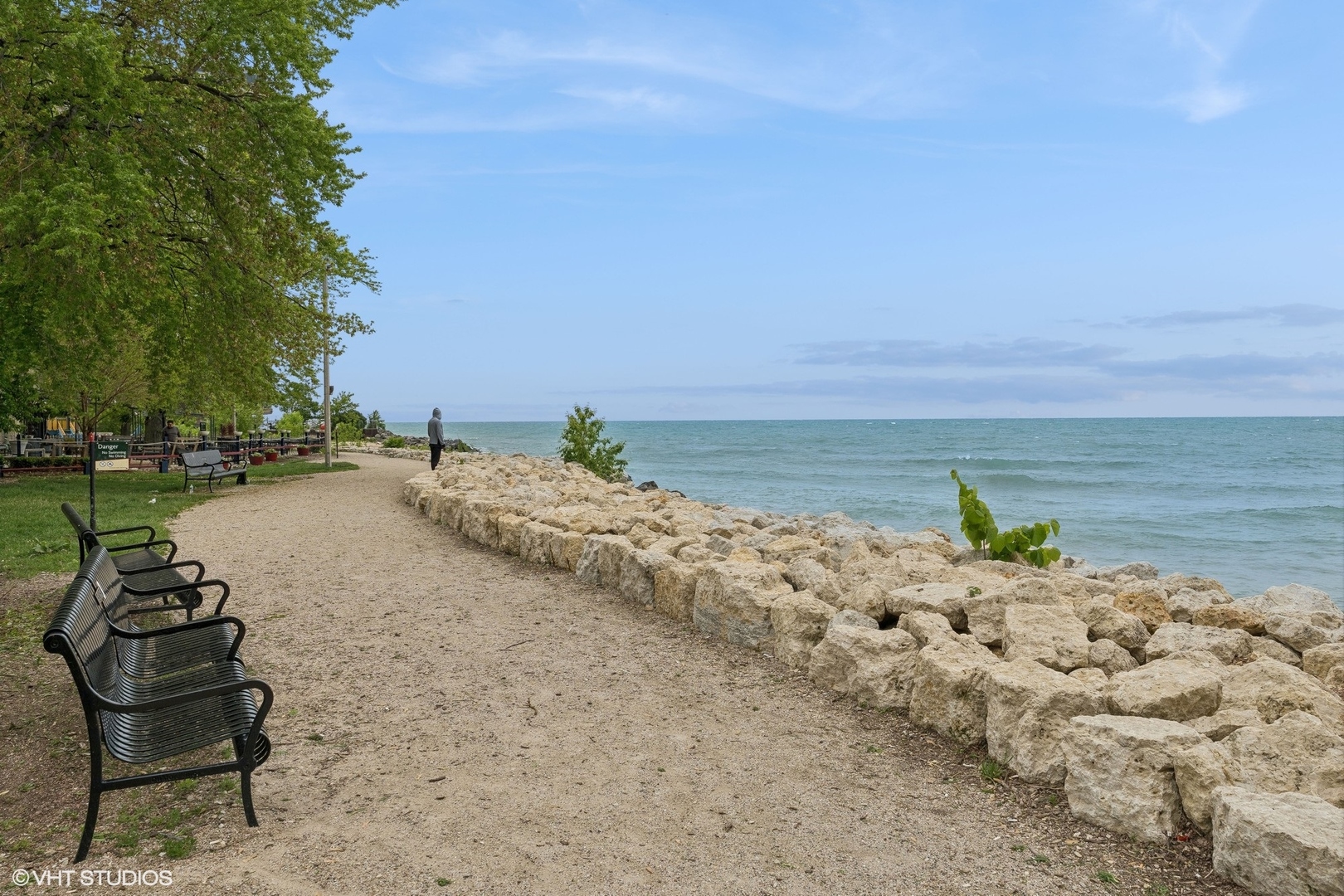 6171 North Sheridan Road, Unit 1112 Chicago, IL 60660 - Photo 22 of 23 a view of a lake with a beach