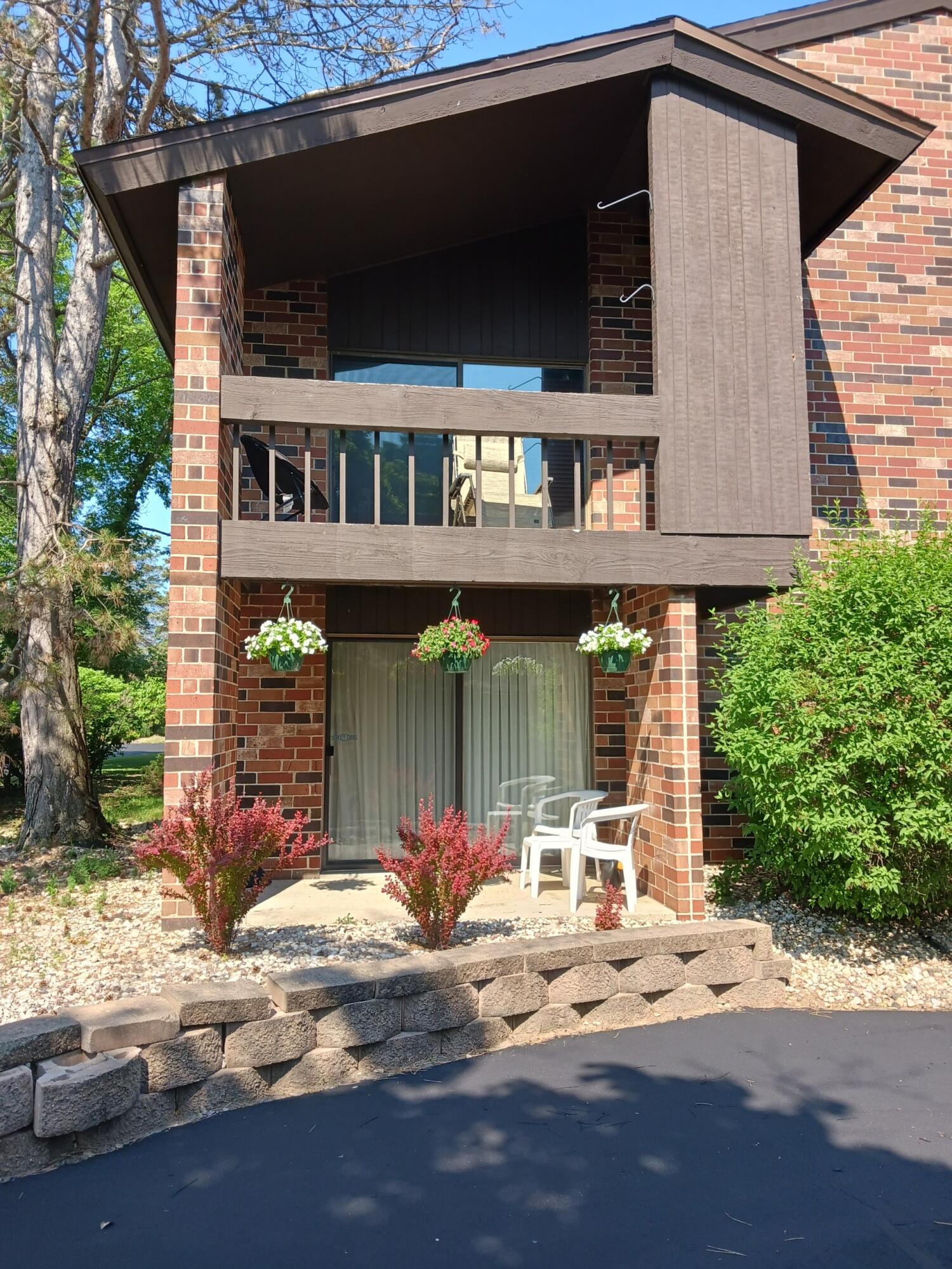 2420 Good Hope Road, Unit 37 Glendale, WI 53209 - Photo 2 of 12 67169A14-3668-4373-B46D-636C6E4F1BDA