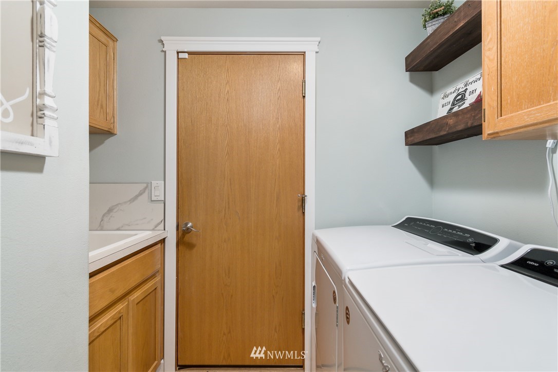 2111 Grove Street Longview, WA 98632 - Photo 17 of 26 a utility room with dryer and washer