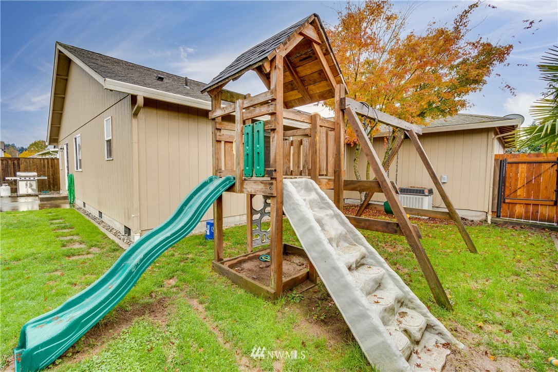 2111 Grove Street Longview, WA 98632 - Photo 23 of 26 a view of a house with backyard