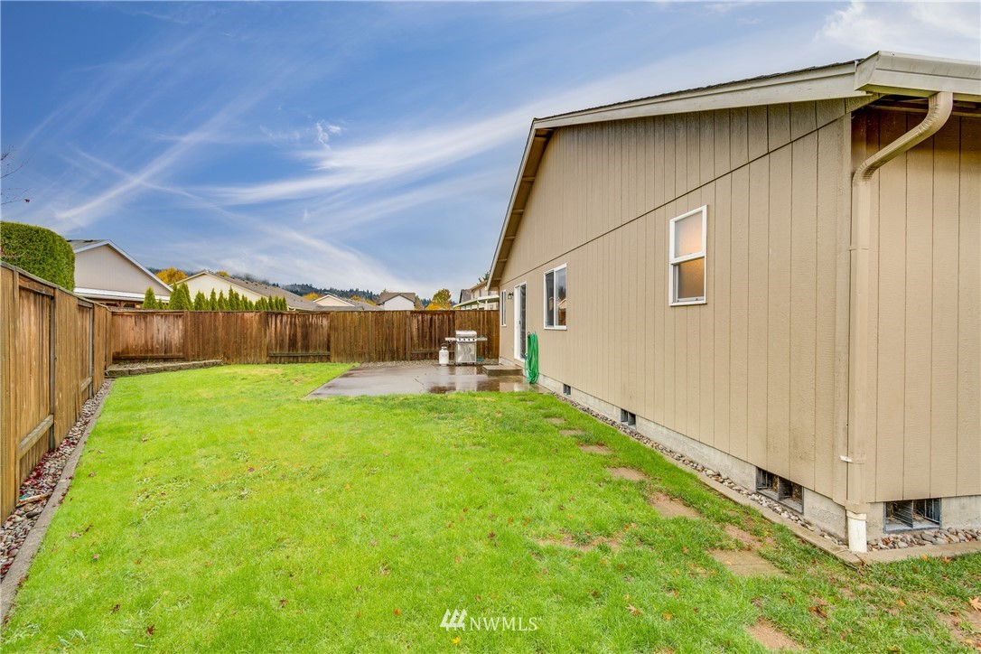 2111 Grove Street Longview, WA 98632 - Photo 24 of 26 a backyard of a house