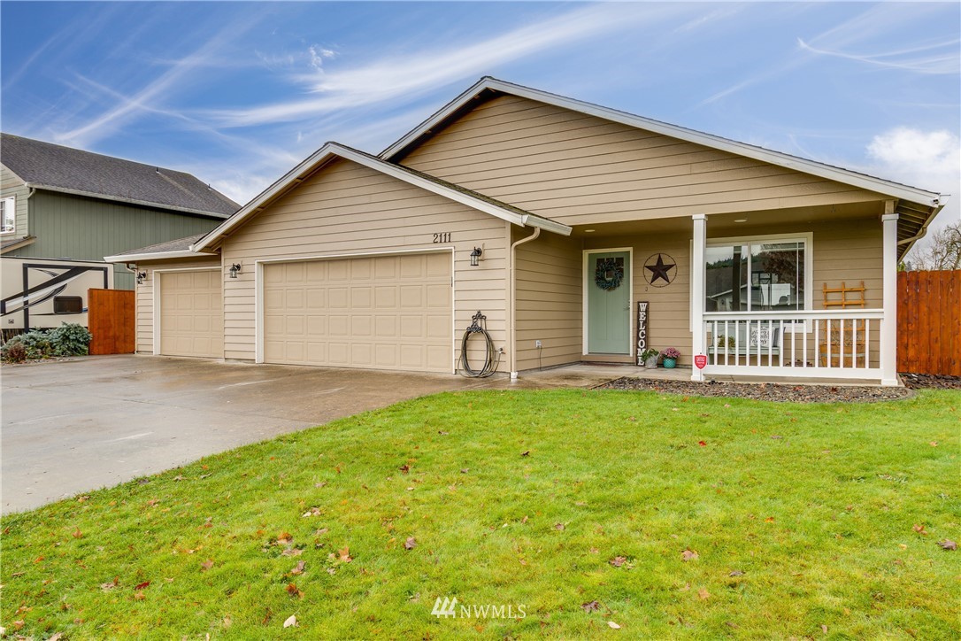2111 Grove Street Longview, WA 98632 - Photo 25 of 26 a view of a house with backyard